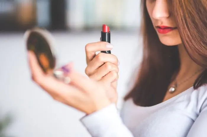 5 Trik Membuat Lipstik Lebih Awet