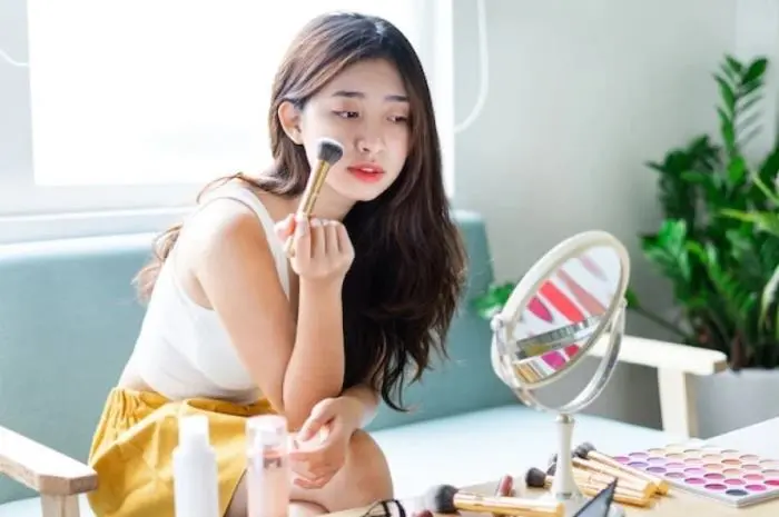 7 Tips Makeup yang Bikin Wajah Cantik & Glowing Natural untuk Sehari-Hari