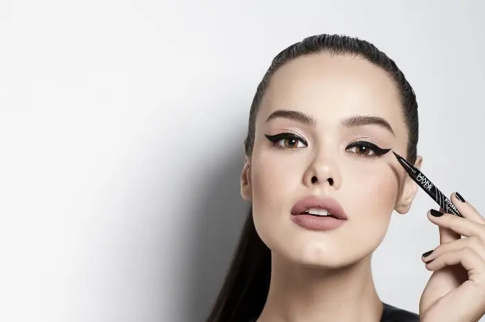 Cara Teratas untuk Mengaplikasikan Eyeliner