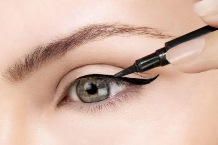 Menentukan Fitur Anda - Menggunakan Maybelline Eyeliner